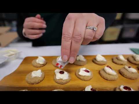 
                  
                    Load and play video in Gallery viewer, A video that shows someone making the Red Wine &amp;amp; Rosemary kit on a tray.
                  
                